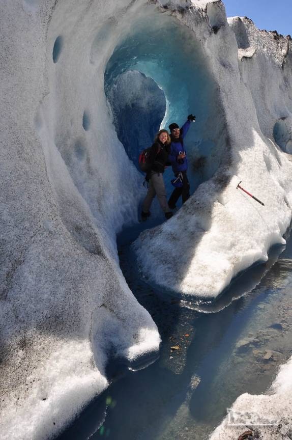 A entrada de uma caverna de gelo no glaciar Viedma, no Parque Nacional Los Glaciares, região de El Chaltén, no sul da Argentina
